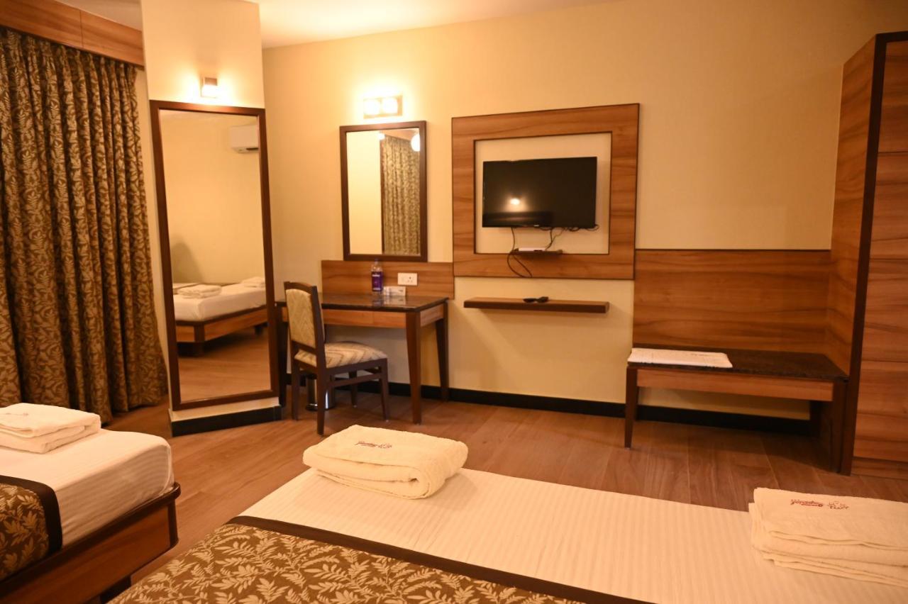 Hotel Sms Grand Imperial Велор Екстериор снимка