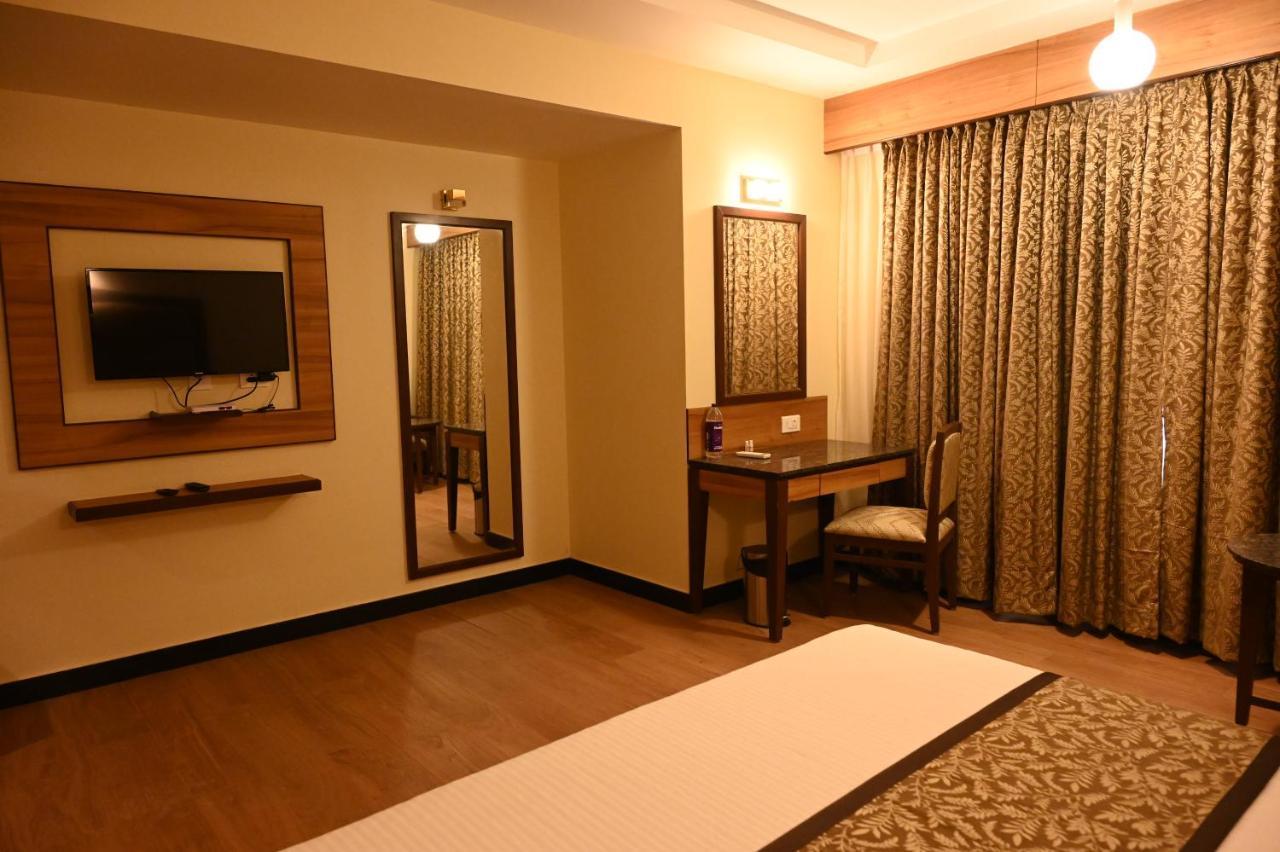 Hotel Sms Grand Imperial Велор Екстериор снимка