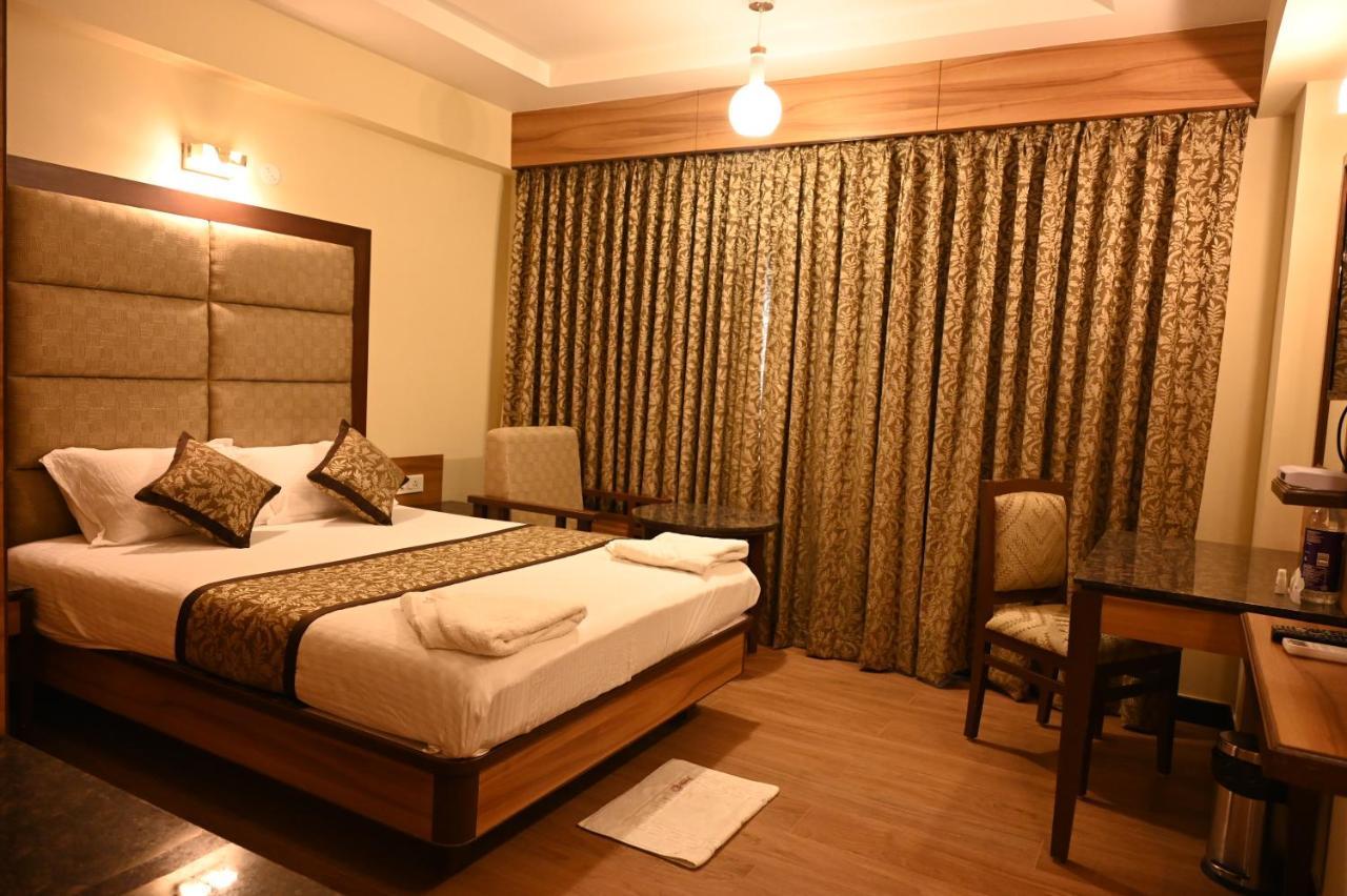 Hotel Sms Grand Imperial Велор Екстериор снимка