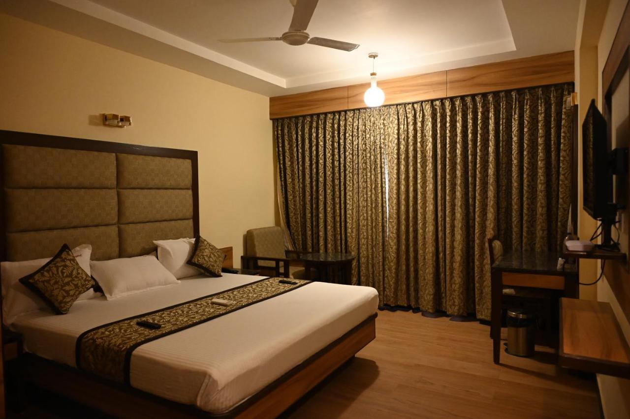 Hotel Sms Grand Imperial Велор Екстериор снимка