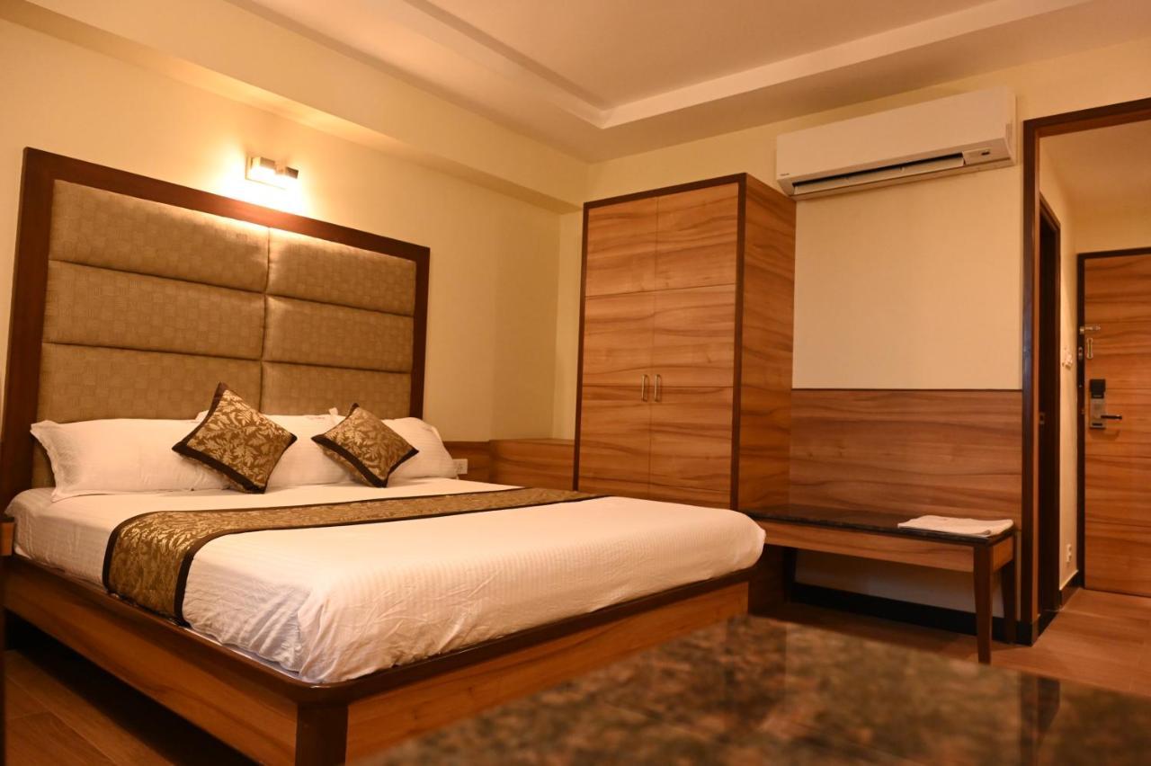Hotel Sms Grand Imperial Велор Екстериор снимка