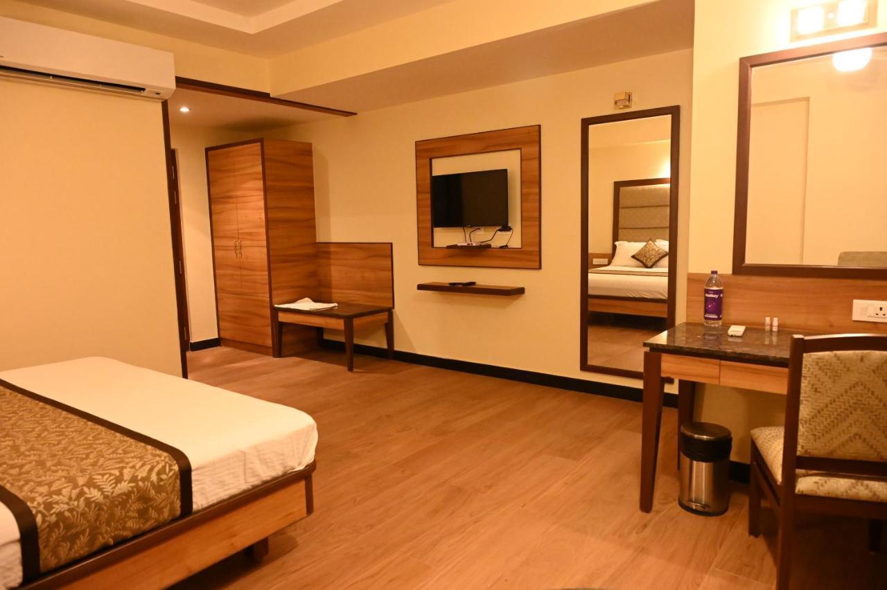 Hotel Sms Grand Imperial Велор Екстериор снимка