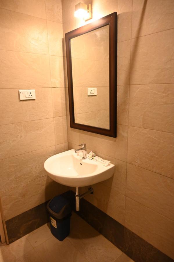Hotel Sms Grand Imperial Велор Екстериор снимка
