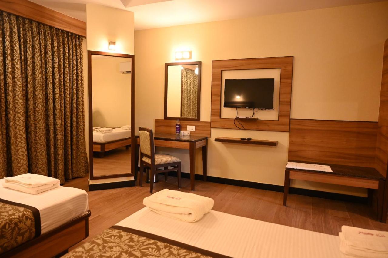 Hotel Sms Grand Imperial Велор Екстериор снимка